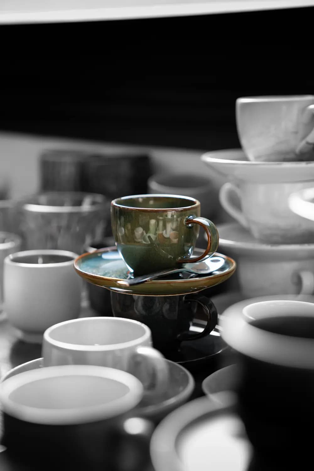 Nature morte — tasses empilées en noir et blanc